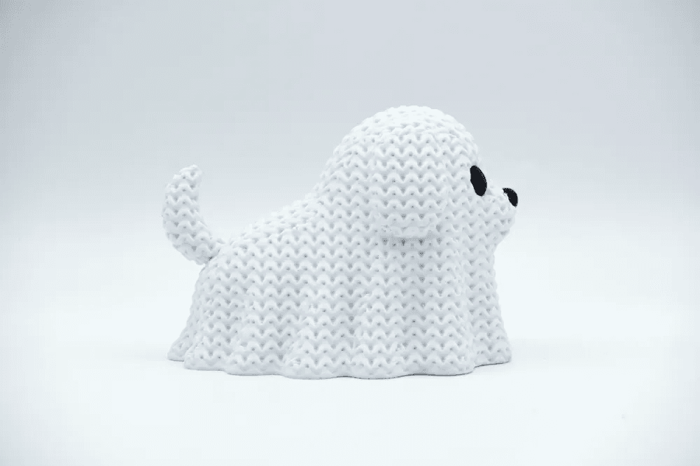 Fantôme chien Halloween, petit chien tout blanc à motif tricoté, vue de profil sur fond blanc