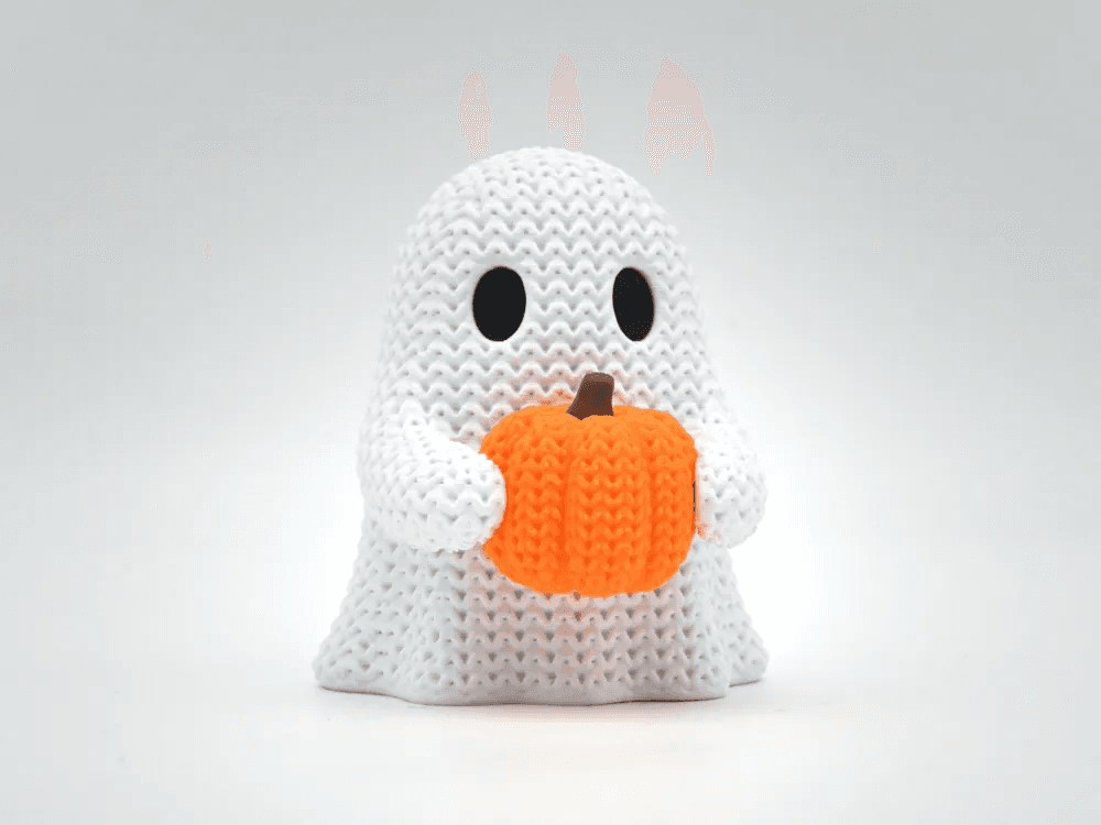 Fantôme à la citrouille Halloween, tenant une petite citrouille tricotée, vue de face sur fond blanc