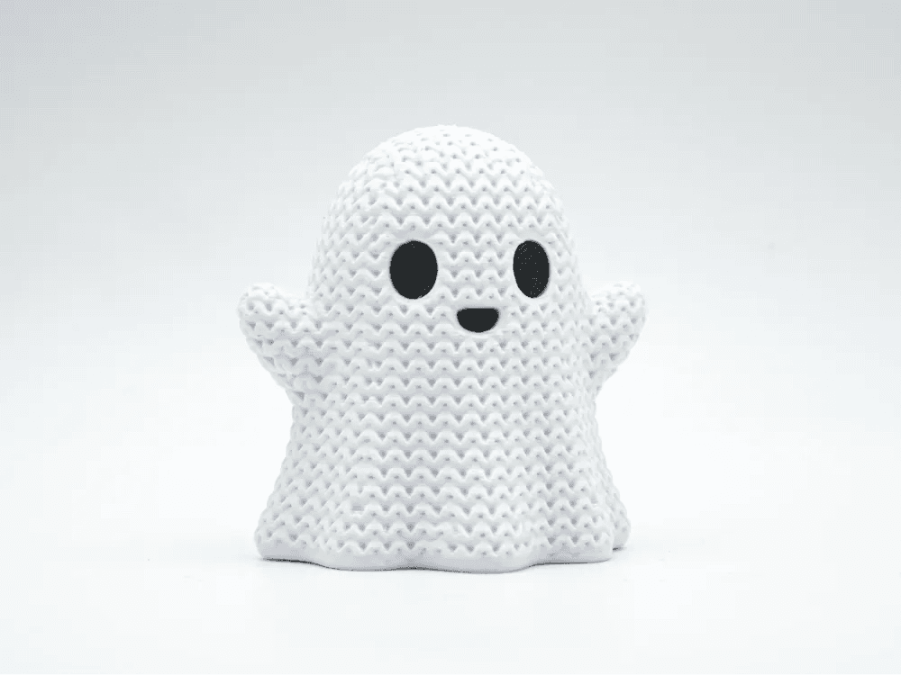 Fantôme Halloween à motif tricoté et sourire malicieux, vue de face sur fond blanc