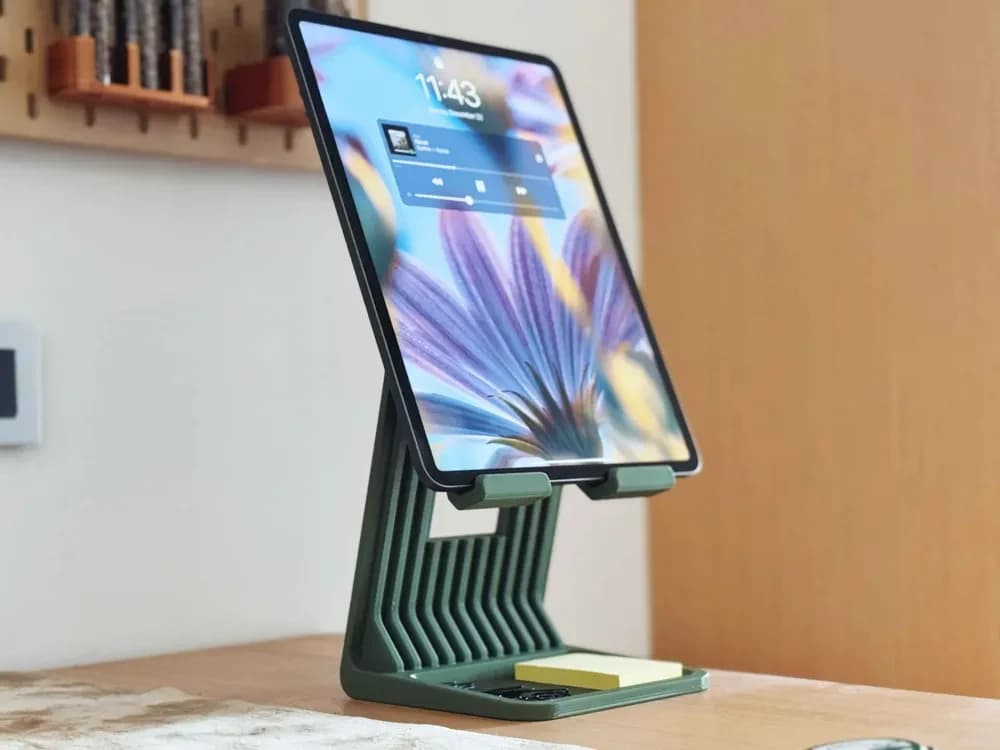 Support tablette et iPad ajustable, coloris vert sauge, avec une tablette inclinée sur un bureau